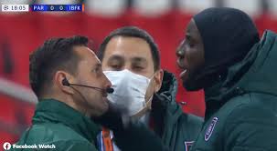 A publicação foi feita após o entre os participantes do jogo estavam o zagueiro marquinhos e o atacante neymar pelo psg, ambos da seleção brasileira. Atletas Paralisam Jogo Do Psg Na Champions Apos Arbitro Ser Acusado De Racismo