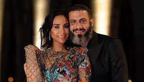 كان الفنان محمد فراج قد أعلن خطوبته رسميا من الفنانة بسنت شوقي، في حفل افتتاح الدورة الثالثة من مهرجان الجونة السينمائي، ‏حيث أكد في تصريحات تليفزيونية من هناك أنه متحمس لمشاهدة فيلم لما بنتولد الذي تشارك في بطولته. Ø¨Ø§Ù„ÙÙŠØ¯ÙŠÙˆ Ù„Ù‡Ø°Ø§ Ø§Ù„Ø³Ø¨Ø¨ Ø§Ù„ØºØ±ÙŠØ¨ ØªÙ… ØªØ£Ø¬ÙŠÙ„ Ø²ÙØ§Ù Ù…Ø­Ù…Ø¯ ÙØ±Ø§Ø¬ ÙˆØ¨Ø³Ù†Øª Ø´ÙˆÙ‚ÙŠ