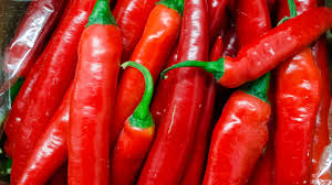Pepperoni is an american variety of salami, made from cured pork and beef seasoned with paprika or other chili pepper. Peperoni Rot Frisch Vom Hamburger Grossmarkt Vegansnacks De