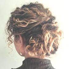 Coiffures Courtes Etonnantes Pour Les Dames Avec Des Cheveux Boucles Medium Hair Styles Medium Curly Hair Styles Curly Hair Styles Naturally