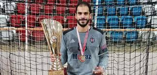 من هو كريم هنداوي ويكيبيديا السيرة الذاتية، كريم هنداوي هو احد اشهر لاعبي كرة اليد في جمهورية مصر العربية، من مواليد الاول من شهر مايو لعام 1988 يلعب في صفوف نادي بشكتاش، ويمثل المنتخب المصري يلعب حارس مرمي. ÙƒØ±Ø© ÙŠØ¯ ÙƒØ±ÙŠÙ… Ù‡Ù†Ø¯Ø§ÙˆÙŠ ÙŠÙ†ØªÙ‚Ù„ Ø¥Ù„Ù‰ Ù†Ø§Ø¯ÙŠ ÙŠÙˆØ±ÙˆÙØ§Ø±Ù… Ø§Ù„Ù…Ù‚Ø¯ÙˆÙ†ÙŠ ÙŠÙ„Ø§ÙƒÙˆØ±Ø©