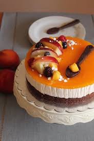 Il dolce ha un gusto particolare che gli deriva dal contrasto tra il liquore di alkermes ed il cioccolato amaro. Cheesecake Alle Pesche E Cioccolato