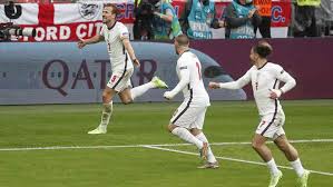 El jugador alemán mario gomez pugna un balón con gary cahill de inglaterra, durante el partido. Ltebrwwvguzknm