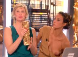 Naked Julia Vignali in La matinale < ANCENSORED