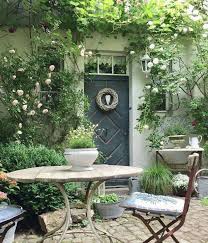 The Focal Point Of This Picture Is The Wreath On The Door Because It Is White Against A Solid Grey Door Fantaisie De Jardin Deco Jardin Et Idees Jardin