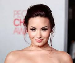 Demi Lovato vuelve a sorprender a sus fans