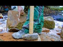 Natursteine Fur Mauer Vorbereiten Behauen Bearbeiten Sandstein Mauern Bauen Baustellen Anleitung Youtube Steinwand Natursteine Sandstein