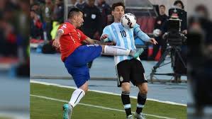 Medel has played club football with several teams in numerous countries, starting out with chilean side universidad católica, and later playing for argentine side. 2 Momen Brutal Gary Medel Saat Hancurkan Lionel Messi Indosport
