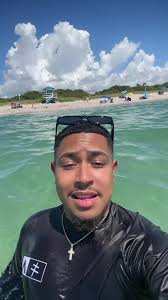 Este soy yo en la playa 😭😂🇺🇸