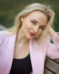 I have been very good at putting my little daughter to sleep. People wonder  how can I do it in few minutes 🙈😅 . . I just tell her about my life