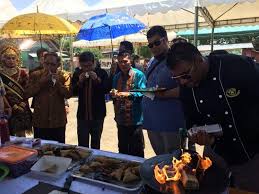 Terdapat pelbagai usaha dalam memajukan industri makanan tradisional di negara kita. Icip Aneka Makanan Khas Aceh Di Festival Kuliner Lhokseumawe Travel Dream Co Id