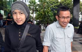 Image result for Suami dari Sandrina Malakiano