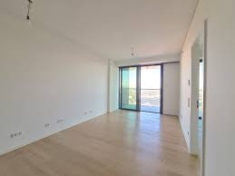 Translate the word wohnung to english. Grand Tower 2 Zimmer Wohnung Inkl Hochwertiger Ebk Im 28 Stock Mit Spektakularem Skyline Blick Wohnung In Frankfurt Am Main Etagenwohnung