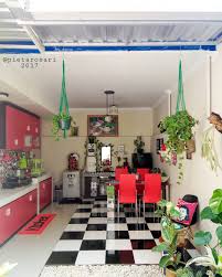 Sementara di seberang meja dapur terdapat sebuah meja panjang yang dirancang sebagai meja makan. Kumpulan 11 Dapur Outdoor Terbaik Muat Meski Lahan Terbatas