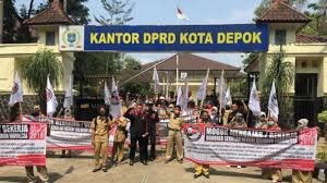 Magfur memastikan aksi mogok dilakukan guru honorer di 10 kecamatan yang dilklaim jumlahnya organisasi guru honorer cianjur terus mendorong pemerintah daerah memenuhi janjinya dan. Demo Di Dprd Depok Guru Honorer Akan Mogok Mengajar Hingga 31 Oktober