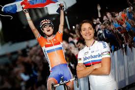 Een overzicht in tabelvorm van de acteurs en actrices en bijbehorende personages is te vinden in de lijst van acteurs in familie. Het Nieuws Van 28 September 2013 Nrc