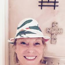 الليلة على ستيفن كولبيرت: "في الوقت الحالي، لا أريد العودة إلى النظام.  أعتقد أنها مكسورة... أريد السفر حول البلاد. أريد الاستماع إلى الناس. أريد  التحدث مع الناس. لا أريد أن يكون الأمر