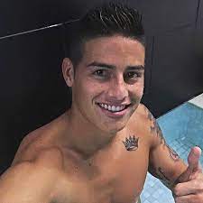 Jugador del @everton y selección colombia @fcfseleccioncol bienvenidos⚽. Same Selfie Not Flipped Crown Tatto Is On His Left Side 25 9 15 James Rodrigues James Rodriguez James David Rodriguez Rubio