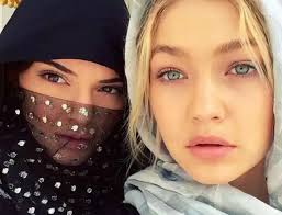 5 Artis Hollywood Tampil Cantik saat Kenakan Hijab, Ada Kendall Jenner  hingga Angelina Jolie