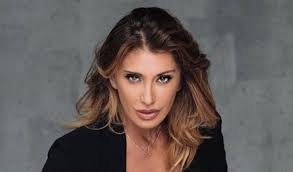 Ma capisco benissimo chi è costretto a stare con delle caldaie che effetto gli può fare una sabrina anche a 40 anni. Sabrina Salerno Instagram Bikini Hot Curve Pericolose