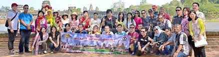 At the centre of the temple stands a quincunx of four towers surrounding a central spire that rises to a height of 65. Candi Angkor Wat