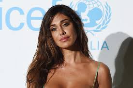 Il rumors sta girando da una settimana in rete e sta facendo impazzire le riviste di gossip da quando la sabato scorso i due piccioncini sono stati di nuovo sorpresi nel ristorante osteria del corso di milano. Chi E Belen Rodriguez La Showgirl Argentina Ex Di Stefano De Martino