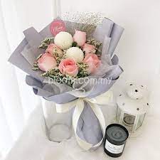 Valentine Gift Box Valentine Chocolate Bouquet Ferrero Rocher Valentine Bouquet Valentines Flower Delivery K In 2020 Valentines Roses Hand Bouquet Valentine Bouquet