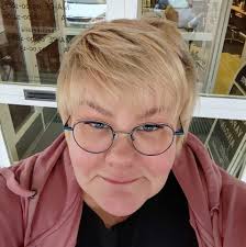 Is ACOTAR too descriptive with no story?