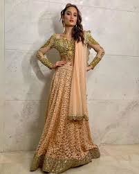 Anarkali gown kurti suit with beautiful flower embroidery work with dupatta wedding dress. 15 Potret Artis Indonesia Dalam Balutan Pakaian India Eksotis