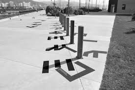 Des Mots Des Formes Et Des Ombres Design De Signalisation Design Environnement Urbain