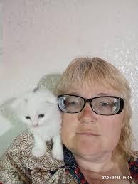 Да, это распространено у ангорских кошек. Наша рожала в основном  нормальных, но иногда бывали и глухие котята.