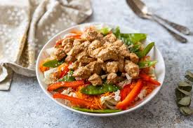 Salade Thai Au Poulet Recette En 2020 Cuisine Asiatique Salade Thai Recette Legume Facile