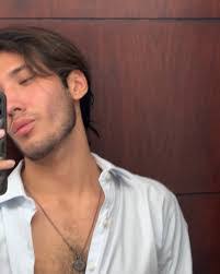 Alexis Cabrera's Instagram, Twitter & Facebook