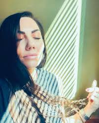 Just a human b3in9 doing her thin9. Reminding you that the patterns and  personal prisons in our life are a direct reflection of our mind. ⚡️ 🌀  #grateful #gratitude #flow #selflove #generationalhealing #