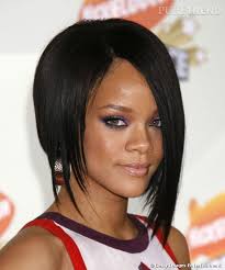 Privilégiez une bonne hydratation et un. L Evolution Coiffure De Rihanna Le Carre Se Fait Asymetrique Et Plongeant La Chevelure Est Noir De Jais Puretrend