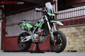 Berhubung motor ini motor kuliah yang kemudian terpaksa diboyong ke jakarta untuk melanemani mencari nafkah. Total Dan Unik Modifikasi Kawasaki Klx 250 Jadi Supermoto Touring Gridoto Com