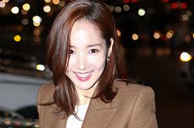 Park min young, lee joon gi, song kang, seohyun, and more react to getting useless gifts from their agency. Tampil Cantik Di Bandara Park Min Young Dicurigai Oplas Lagi