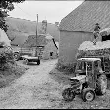 Mf 135 With Sekura Cab Iddesleigh 1977 Source Https Beafordarchive Org Archive Image Untitled 2803 Massey Classic Tractor Vintage Tractors Farm Images
