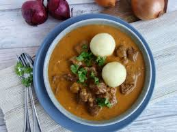 Rahmgulasch Im Schnellkochtopf Mit Zartem Rindfleisch Meinestube Rezept Gulasch Lebensmittel Essen Fleisch