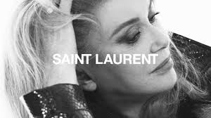 French actress catherine deneuve has said that men should be free to hit on women. Mit 77 Jahren Ist Catherine Deneuve Der Neue Star Einer Grossen Modemarke L Officiel