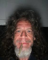 STONERS WHO SUPPORT STONERS??? Wya 🍃