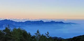 玉山國家公園塔塔加3山之一的麟趾山 藍成一片的天空 讓人有置身馬祖 藍眼淚 美景的錯覺 記者謝介裕翻攝 natural landmarks landmarks formosa
