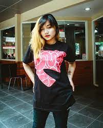 Wanita cantik foto model kaos distro ini adalah salah satu dari sekian banyak model cantik yang menjadi model untuk distro tertentu. Model Cantik Kaos Distro