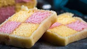Nella seconda ciotola unite la farina rimanente, il cacao e il latte. Battenberg Cake Battenberg Cake Ricetta Battenberg Cake Dolce