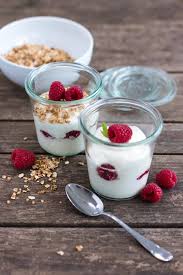 Joghurt Mousse Mit Himbeeren Hafer Crunch Joghurt Dessert Himbeer Dessert Und Essen