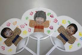 製作 うちわ 今週末の土曜日はお盆会 おぼんえ です しかし 今週はお天気があまり良くないみたいなので すこし心配です 子どもたちは お盆会に持つうちわ や飾りに使う提灯を手作りしています 年齢にあったねらいをもって製作しました １歳児の作品です