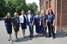 Heute journal vom 12.04.2021 april 13, 2021 thema: Bundesfamilienministerin Franziska Giffey Besucht Kita Sonnenschein Finkenau