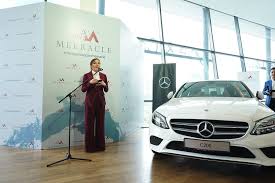 Biduanita azlina aziz menampilan persembahan gemersik nyanyian dan gerak tariannya dalam acara 'live' di panggung. Tahniah Wakil Jualan Tertinggi Meeracle Terima Kunci Kereta Mercedes Benz Hari Ini Sensasi Selebriti