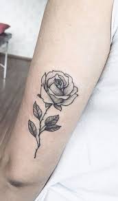 Oberschenkel tattoo, frau mit rosen tattoo, rosa rosen in kombination mit. Vintage Kleine Rose Rucken Arm Tattoo Ideen Fur Frauen Kleine Rosa Ruckseite Frauen Ideen Kleine Rucken Tattoo Vintage Dovme Kadin Dovme Tattoo