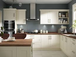 Milton Bone Matt Shaker Kitchen From Wickes This Elegant Bone White Shaker Softened By Warm Un Kitchen Backsplash Trends Open Plan Kitchen Diner Kitchen Style